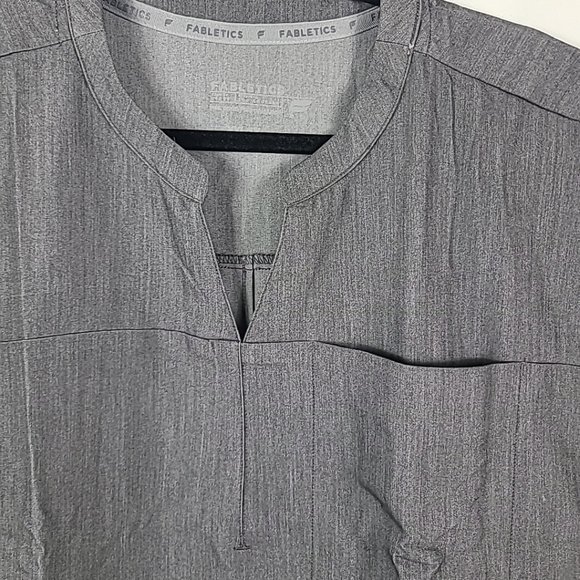 NEW Fabletics Women's Evolve 3-Pocket Scrub Top Sleeveless V-Neck Grey Sz XXL - Picture 2 of 6